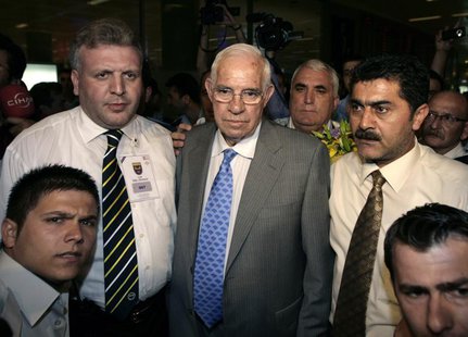 Soccer coach Luis Aragones (C) is surrounded by supporters and officials upon his arrival at Ataturk Airport in Istanbul July 3, 2008. REUTE Soccer coach Luis Aragones (C) is surrounded by supporters and officials upon his arrival at Ataturk Airport in Istanbul July 3, 2008. REUTE