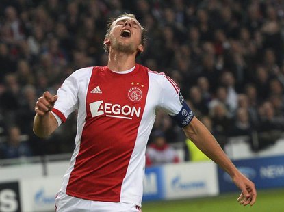 Ajax Amsterdam's Siem de Jong reacts during a Champions League soccer match against Celtic at Amsterdam Arena November 6, 2013. REUTERS/Tous Ajax Amsterdam's Siem de Jong reacts during a Champions League soccer match against Celtic at Amsterdam Arena November 6, 2013. REUTERS/Tous