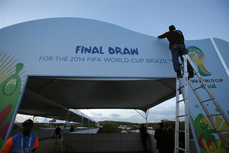 A worker prepares the entrance at the Costa do Sauipe resort in Sao Joao da Mata, Bahia state, December 4, 2013. REUTERS/Sergio Moraes A worker prepares the entrance at the Costa do Sauipe resort in Sao Joao da Mata, Bahia state, December 4, 2013. REUTERS/Sergio Moraes