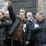 People sing the national anthem during a rally to support EU integration in Kiev December 5, 2013. REUTERS/Vasily Fedosenko People sing the national anthem during a rally to support EU integration in Kiev December 5, 2013. REUTERS/Vasily Fedosenko