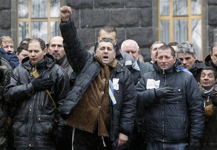People sing the national anthem during a rally to support EU integration in Kiev December 5, 2013. REUTERS/Vasily Fedosenko People sing the national anthem during a rally to support EU integration in Kiev December 5, 2013. REUTERS/Vasily Fedosenko