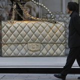 A man looks a display of a luxury brand in Tokyo December 3, 2008. REUTERS/Kim Kyung-Hoon A man looks a display of a luxury brand in Tokyo December 3, 2008. REUTERS/Kim Kyung-Hoon