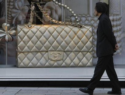 A man looks a display of a luxury brand in Tokyo December 3, 2008. REUTERS/Kim Kyung-Hoon A man looks a display of a luxury brand in Tokyo December 3, 2008. REUTERS/Kim Kyung-Hoon