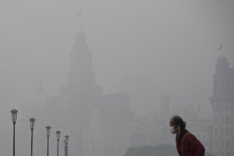 A man wears a face mask while walking on the Bund during a hazy day in downtown Shanghai December 6, 2013. REUTERS/Aly Song A man wears a face mask while walking on the Bund during a hazy day in downtown Shanghai December 6, 2013. REUTERS/Aly Song