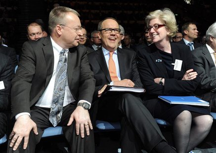 Nokia's Chief Executive Stephen Elop (L), Chairman of the Board Jorma Ollila (C), and Vice Chairman Dame Marjorie Scardino (R) take part in Nokia's Chief Executive Stephen Elop (L), Chairman of the Board Jorma Ollila (C), and Vice Chairman Dame Marjorie Scardino (R) take part in