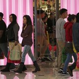 Shoppers walk inside the Glendale Galleria in Glendale, California November 29, 2013. REUTERS/Jonathan Alcorn Shoppers walk inside the Glendale Galleria in Glendale, California November 29, 2013. REUTERS/Jonathan Alcorn