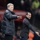 Manchester United manager David Moyes (L) and Everton manager Roberto Martinez direct their teams during their English Premier League soccer Manchester United manager David Moyes (L) and Everton manager Roberto Martinez direct their teams during their English Premier League soccer