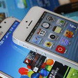 Apple's iPhone 5 (top) and Samsung Electronics' Galaxy S4 are seen in this picture illustration taken in Seoul May 13, 2013. REUTERS/Kim Hon Apple's iPhone 5 (top) and Samsung Electronics' Galaxy S4 are seen in this picture illustration taken in Seoul May 13, 2013. REUTERS/Kim Hon