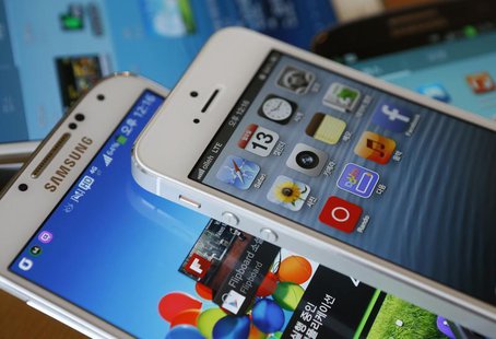 Apple's iPhone 5 (top) and Samsung Electronics' Galaxy S4 are seen in this picture illustration taken in Seoul May 13, 2013. REUTERS/Kim Hon Apple's iPhone 5 (top) and Samsung Electronics' Galaxy S4 are seen in this picture illustration taken in Seoul May 13, 2013. REUTERS/Kim Hon