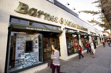 People walk by a Barnes & Noble bookstore in Pasadena, California November 26, 2013. REUTERS/Mario Anzuoni People walk by a Barnes & Noble bookstore in Pasadena, California November 26, 2013. REUTERS/Mario Anzuoni