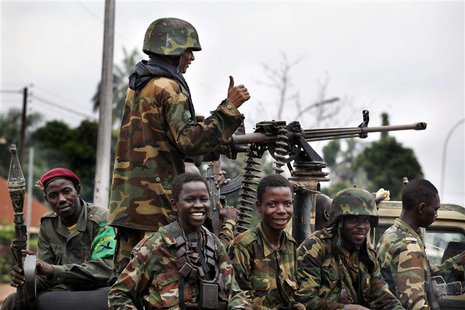 Seleka soldiers sit in a pick-up truck in Bangui, Central African Republic, December 6, 2013. REUTERS/Emmanuel Braun Seleka soldiers sit in a pick-up truck in Bangui, Central African Republic, December 6, 2013. REUTERS/Emmanuel Braun