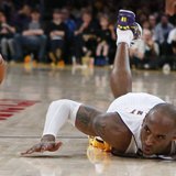 Los Angeles Lakers Kobe Bryant dives for a loose ball during their NBA game against the Chicago Bulls in Los Angeles, March 10, 2013. REUTER Los Angeles Lakers Kobe Bryant dives for a loose ball during their NBA game against the Chicago Bulls in Los Angeles, March 10, 2013. REUTER