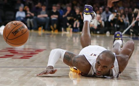 Los Angeles Lakers Kobe Bryant dives for a loose ball during their NBA game against the Chicago Bulls in Los Angeles, March 10, 2013. REUTER Los Angeles Lakers Kobe Bryant dives for a loose ball during their NBA game against the Chicago Bulls in Los Angeles, March 10, 2013. REUTER