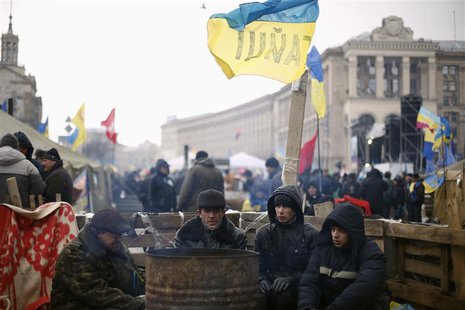 Protesters warm up near a barricade at Independence Square in Kiev December 7, 2013. REUTERS/Stoyan Nenov Protesters warm up near a barricade at Independence Square in Kiev December 7, 2013. REUTERS/Stoyan Nenov