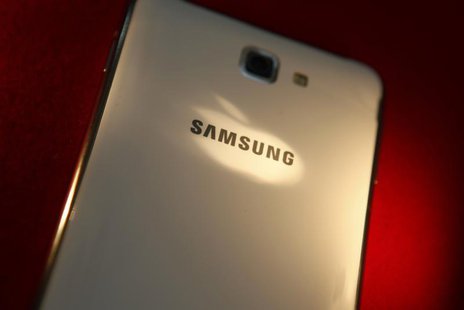 The logo of Apple Inc is reflected on the back of a Samsung Galaxy Note smartphone in this photo illustration taken in Beijing June 5, 2013. The logo of Apple Inc is reflected on the back of a Samsung Galaxy Note smartphone in this photo illustration taken in Beijing June 5, 2013.