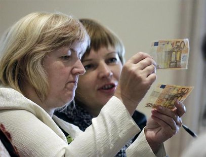 People learn to differentiate between original (bottom) and counterfeit euro banknotes during a workshop in Salacgriva September 24, 2013. R People learn to differentiate between original (bottom) and counterfeit euro banknotes during a workshop in Salacgriva September 24, 2013. R