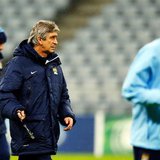 Manchester City's manager Manuel Pellegrini (C) conducts a training session in Munich December 9, 2013. REUTERS/Michael Dalder Manchester City's manager Manuel Pellegrini (C) conducts a training session in Munich December 9, 2013. REUTERS/Michael Dalder