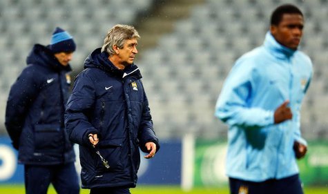 Manchester City's manager Manuel Pellegrini (C) conducts a training session in Munich December 9, 2013. REUTERS/Michael Dalder Manchester City's manager Manuel Pellegrini (C) conducts a training session in Munich December 9, 2013. REUTERS/Michael Dalder