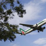 An Alitalia plane approaches to land at Fiumicino international airport in Rome October 14, 2013. REUTERS/Max Rossi An Alitalia plane approaches to land at Fiumicino international airport in Rome October 14, 2013. REUTERS/Max Rossi