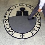 A man walks on a logo of the Monte Dei Paschi Di Siena bank in Rome September 24, 2013. REUTERS/Alessandro Bianchi A man walks on a logo of the Monte Dei Paschi Di Siena bank in Rome September 24, 2013. REUTERS/Alessandro Bianchi