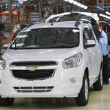 Workers make final checks on new Chevrolet Spin MPVs at a General Motors plant in Bekasi, on the outskirt of Jakarta, in this February 19, 2 Workers make final checks on new Chevrolet Spin MPVs at a General Motors plant in Bekasi, on the outskirt of Jakarta, in this February 19, 2