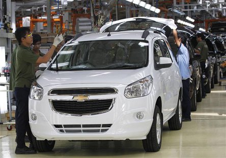 Workers make final checks on new Chevrolet Spin MPVs at a General Motors plant in Bekasi, on the outskirt of Jakarta, in this February 19, 2 Workers make final checks on new Chevrolet Spin MPVs at a General Motors plant in Bekasi, on the outskirt of Jakarta, in this February 19, 2