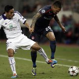 Olympiakos' Jose Holebas (R) is challenged by Anderlecht's Andy Najar during their Champions League soccer match at Karaiskaki stadium in Pi Olympiakos' Jose Holebas (R) is challenged by Anderlecht's Andy Najar during their Champions League soccer match at Karaiskaki stadium in Pi