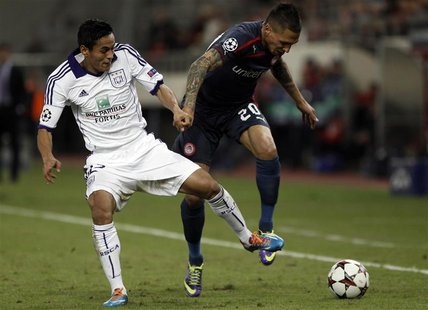 Olympiakos' Jose Holebas (R) is challenged by Anderlecht's Andy Najar during their Champions League soccer match at Karaiskaki stadium in Pi Olympiakos' Jose Holebas (R) is challenged by Anderlecht's Andy Najar during their Champions League soccer match at Karaiskaki stadium in Pi