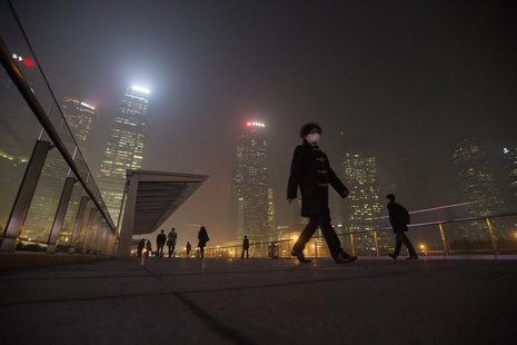 A man wears a mask while walking on a bridge during a hazy night in Shanghai's financial district of Pudong December 5, 2013. REUTERS/Aly So A man wears a mask while walking on a bridge during a hazy night in Shanghai's financial district of Pudong December 5, 2013. REUTERS/Aly So