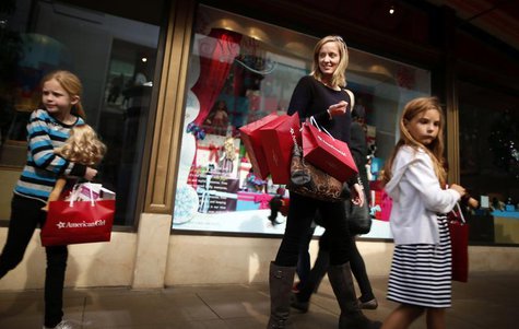 Joanne Bryant, 35, (2nd R) shops with Cariann Bryant, 8, (L) and Katie Sack, 8, at The Grove mall in Los Angeles November 26, 2013. REUTERS/ Joanne Bryant, 35, (2nd R) shops with Cariann Bryant, 8, (L) and Katie Sack, 8, at The Grove mall in Los Angeles November 26, 2013. REUTERS/