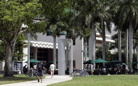 Students walk on the campus of the University of Miami in Coral Gables, Florida April 17, 2009. REUTERS/Joe Skipper Students walk on the campus of the University of Miami in Coral Gables, Florida April 17, 2009. REUTERS/Joe Skipper