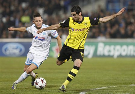 Olympique Marseille's Florian Thauvin challenges Borussia Dortmund's Kevin Grosskreutz during their Champions League soccer match at the Vel Olympique Marseille's Florian Thauvin challenges Borussia Dortmund's Kevin Grosskreutz during their Champions League soccer match at the Vel