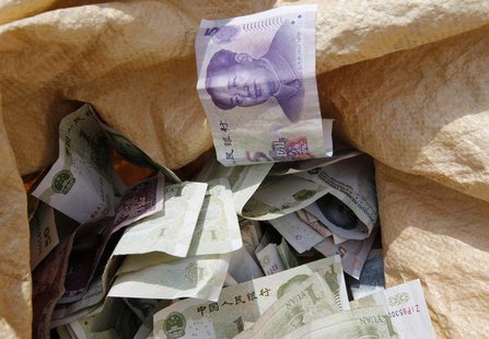 Chinese Yuan bank notes are seen in a vendor's cash sack at a market in Beijing April 10, 2013. REUTERS/Kim Kyung-Hoon Chinese Yuan bank notes are seen in a vendor's cash sack at a market in Beijing April 10, 2013. REUTERS/Kim Kyung-Hoon