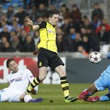Marseille goalkeeper Steve Mandanda (R) fails to catch the ball as Borussia Dortmund's Robert Lewandowski scores the first goal against Olym Marseille goalkeeper Steve Mandanda (R) fails to catch the ball as Borussia Dortmund's Robert Lewandowski scores the first goal against Olym