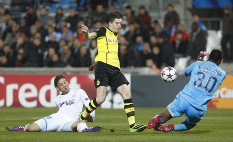 Marseille goalkeeper Steve Mandanda (R) fails to catch the ball as Borussia Dortmund's Robert Lewandowski scores the first goal against Olym Marseille goalkeeper Steve Mandanda (R) fails to catch the ball as Borussia Dortmund's Robert Lewandowski scores the first goal against Olym