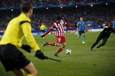 Atletico Madrid's Diego Costa (C) shoots to score during their Champions League soccer match against Porto at Vicente Calderon stadium in Ma Atletico Madrid's Diego Costa (C) shoots to score during their Champions League soccer match against Porto at Vicente Calderon stadium in Ma