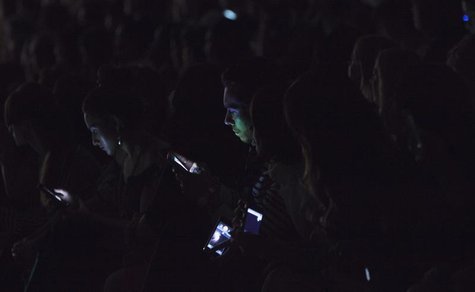 A man checks his phone before the spring collection Argentina show at Fashion Week in New York, September 6, 2013. REUTERS/Carlo Allegri A man checks his phone before the spring collection Argentina show at Fashion Week in New York, September 6, 2013. REUTERS/Carlo Allegri