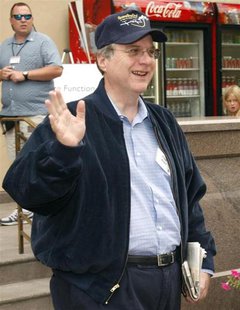 Microsoft co-founder Paul Allen waves during lunch at the Allen and Co. conference at the Sun Valley Resort in Idaho July 12, 2007. REUTERS/ Microsoft co-founder Paul Allen waves during lunch at the Allen and Co. conference at the Sun Valley Resort in Idaho July 12, 2007. REUTERS/