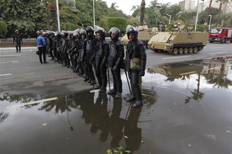 Egyptian security forces and army vehicles hold their positions outside Cairo university during clashes between riot policemen and Cairo Uni Egyptian security forces and army vehicles hold their positions outside Cairo university during clashes between riot policemen and Cairo Uni