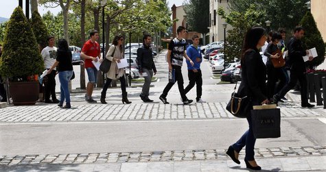 Job seekers enter an office to submit their resumes during an employment fair in La Roca Village, near Barcelona May 21, 2013. REUTERS/Gusta Job seekers enter an office to submit their resumes during an employment fair in La Roca Village, near Barcelona May 21, 2013. REUTERS/Gusta