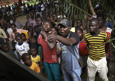 People protest during a religious reconciliation tour in the outskirts of Bangui, December 11, 2013.REUTERS/Sam Phelps People protest during a religious reconciliation tour in the outskirts of Bangui, December 11, 2013.REUTERS/Sam Phelps
