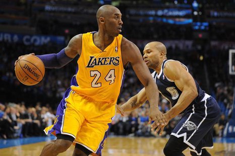 Dec 13, 2013; Oklahoma City, OK, USA; Los Angeles Lakers shooting guard Kobe Bryant (24) dribbles the ball around Oklahoma City Thunder poin Dec 13, 2013; Oklahoma City, OK, USA; Los Angeles Lakers shooting guard Kobe Bryant (24) dribbles the ball around Oklahoma City Thunder poin