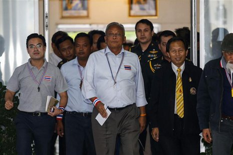 Anti-government protest leader Suthep Thaugsuban (C) leaves The Royal Thai Armed Forces Headquarters in Bangkok December 14, 2013. REUTERS/A Anti-government protest leader Suthep Thaugsuban (C) leaves The Royal Thai Armed Forces Headquarters in Bangkok December 14, 2013. REUTERS/A