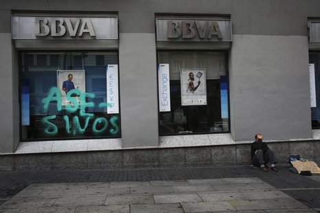 A man asks for alms outside a branch of Spanish BBVA bank in Madrid September 30, 2013. REUTERS/Susana Vera A man asks for alms outside a branch of Spanish BBVA bank in Madrid September 30, 2013. REUTERS/Susana Vera