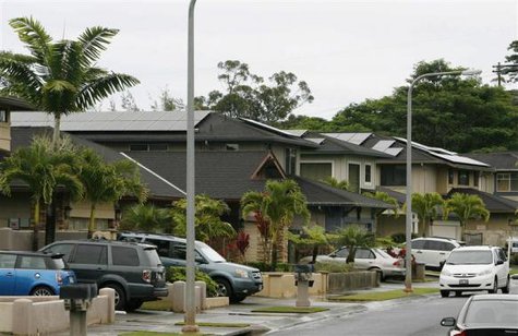 A view of houses with solar panels in the Mililani neighbourhood on the island of Oahu in Mililani, Hawaii, December 15, 2013. CREDIT: REUTERS/HUGH GENTRY A view of houses with solar panels in the Mililani neighbourhood on the island of Oahu in Mililani, Hawaii, December 15, 2013. CREDIT: REUTERS/HUGH GENTRY