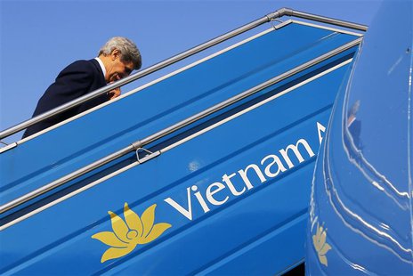 U.S. Secretary of State John Kerry boards his plane in Hanoi December 17, 2013. REUTERS/Brian Snyder U.S. Secretary of State John Kerry boards his plane in Hanoi December 17, 2013. REUTERS/Brian Snyder