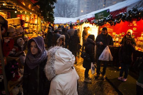 People shop at holiday vendors near Central Park in New York December 14, 2013. REUTERS/Eric Thayer People shop at holiday vendors near Central Park in New York December 14, 2013. REUTERS/Eric Thayer