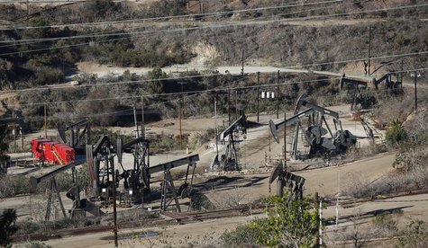 Drilling wells are pictured in Los Angeles, California December 11, 2013. REUTERS/Mario Anzuoni Drilling wells are pictured in Los Angeles, California December 11, 2013. REUTERS/Mario Anzuoni