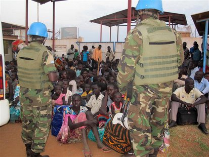 Civilians take shelter at the United Nations Mission in the Republic of South Sudan (UNMISS) compound on the outskirts of the capital Juba i Civilians take shelter at the United Nations Mission in the Republic of South Sudan (UNMISS) compound on the outskirts of the capital Juba i