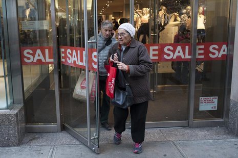 People carrying shopping bags leave a shopping store advertising sales in New York, December 24, 2012. REUTERS/Keith Bedford People carrying shopping bags leave a shopping store advertising sales in New York, December 24, 2012. REUTERS/Keith Bedford